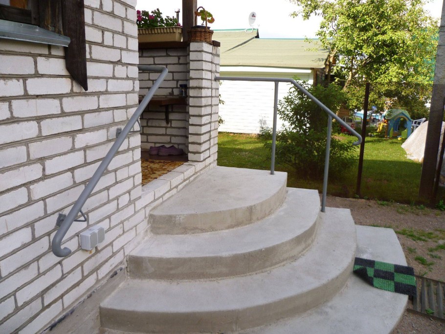 Полукруглые ступеньки в дом