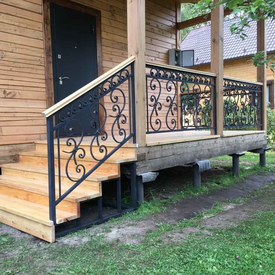 Деревянные крылечки в частном доме