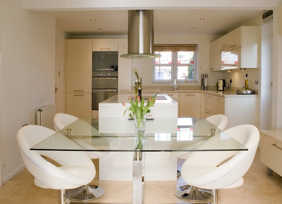 Круглый стол в интерьере кухни гостиной