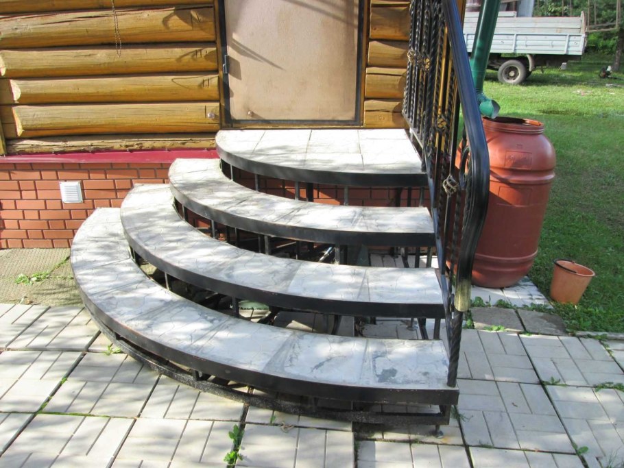 Входные ступеньки