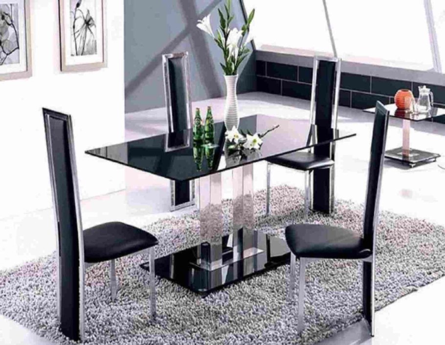 Чёрный стеклянный стол на кухню