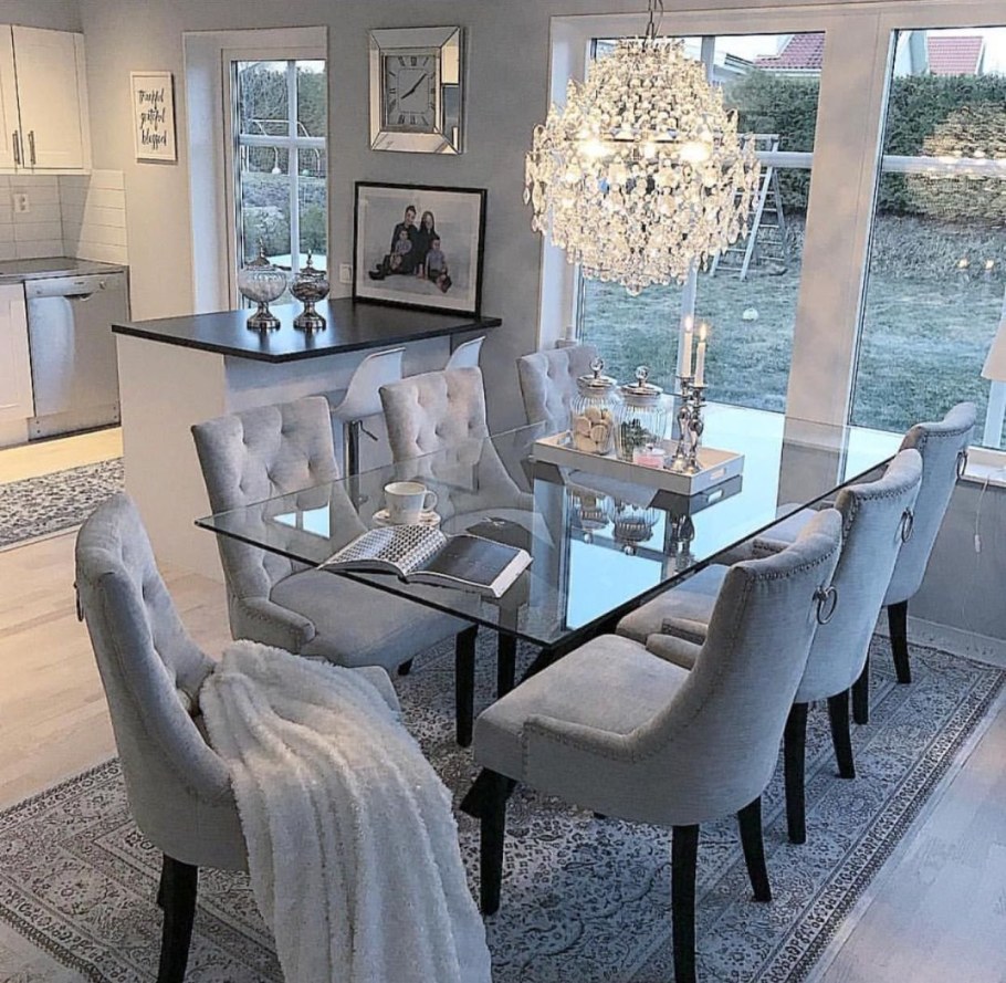 Стеклянный стол в интерьере