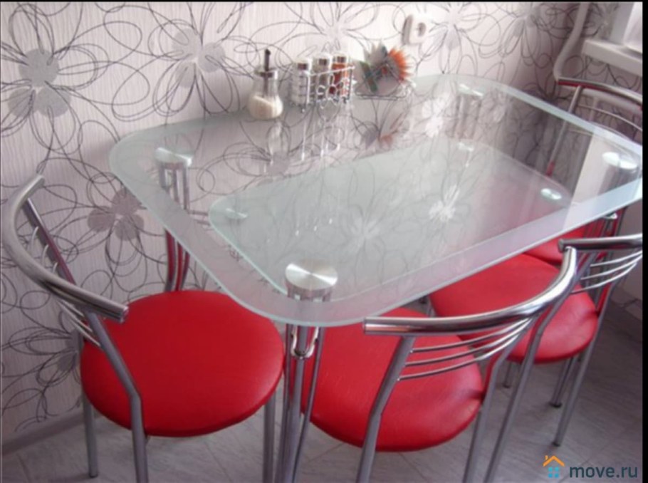 Стеклянный стол для маленькой кухни