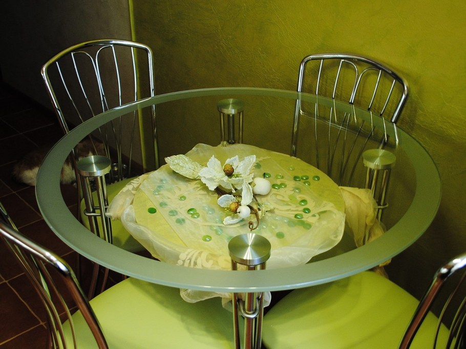 Овальный стеклянный стол на кухню