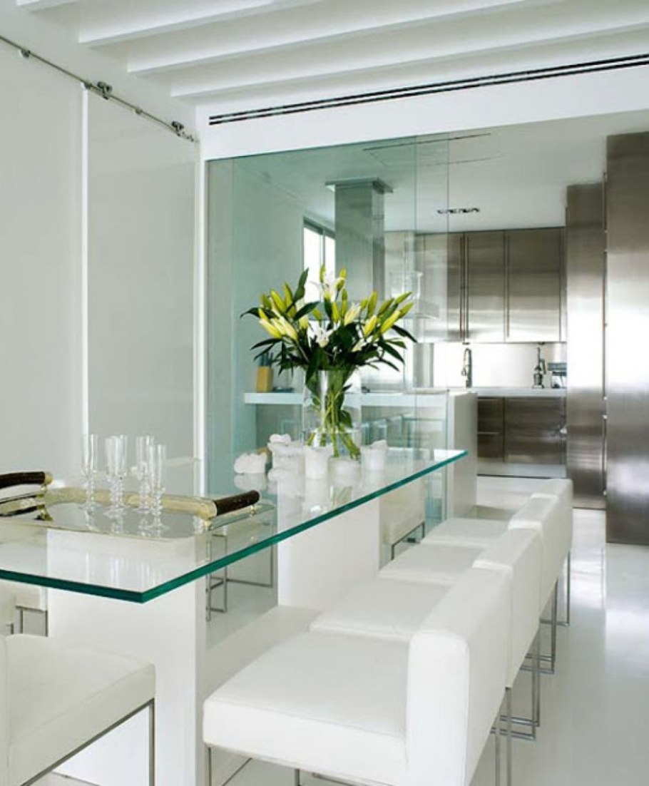 Стеклянный обеденный стол в интерьере