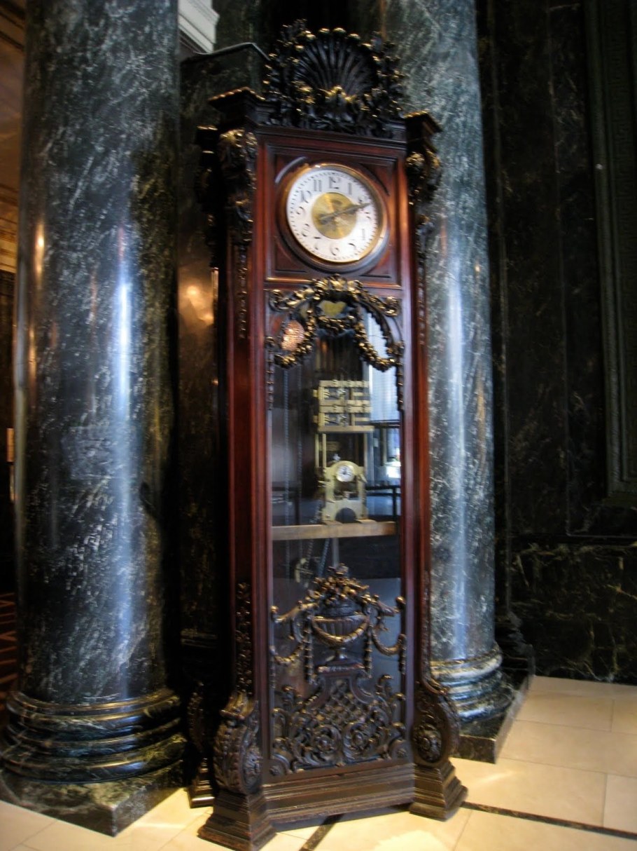 Старинные часы в интерьере