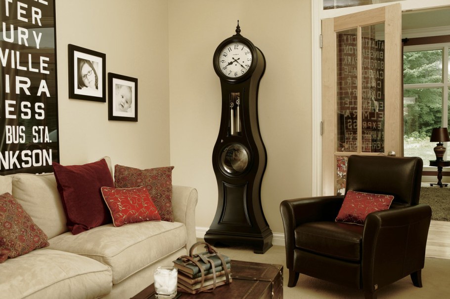 Старинные часы в интерьере