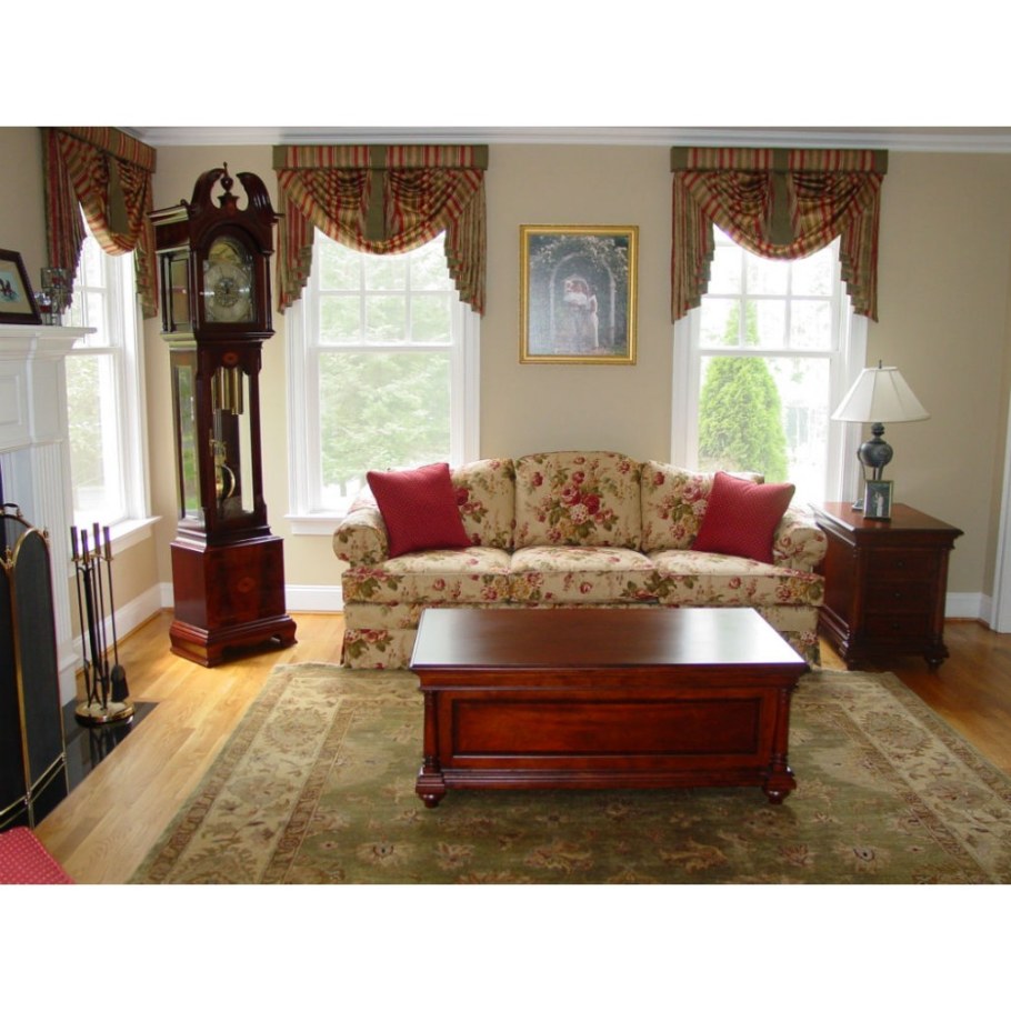 Напольные часы в интерьере гостиной