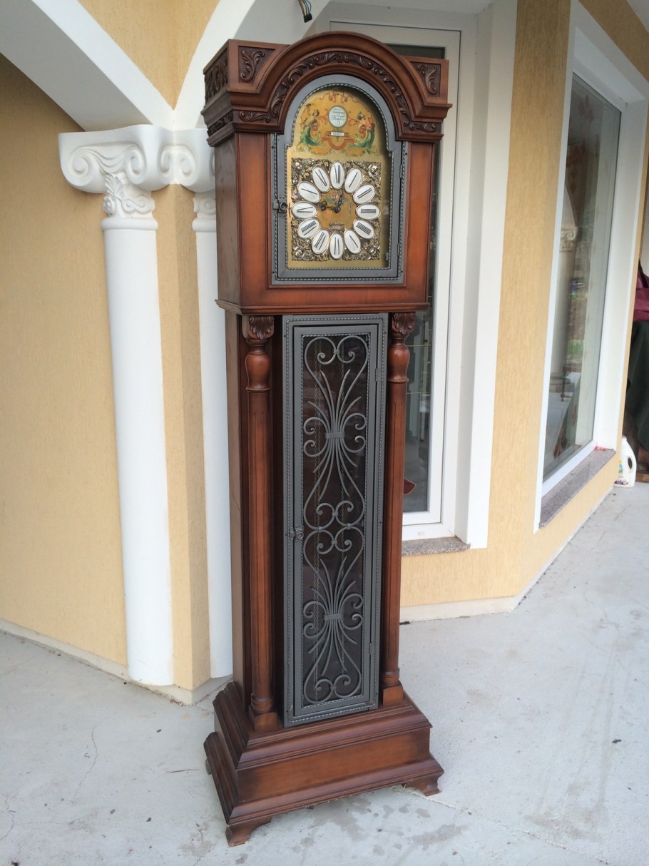 Старинные напольные часы