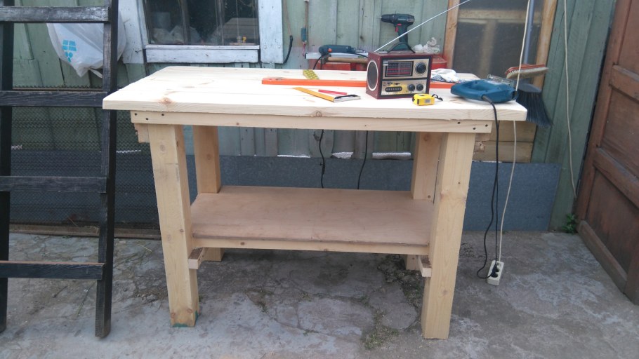 Уличный верстак для дачи
