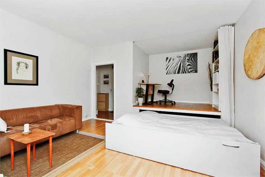 Кровать на подиуме в гостиной