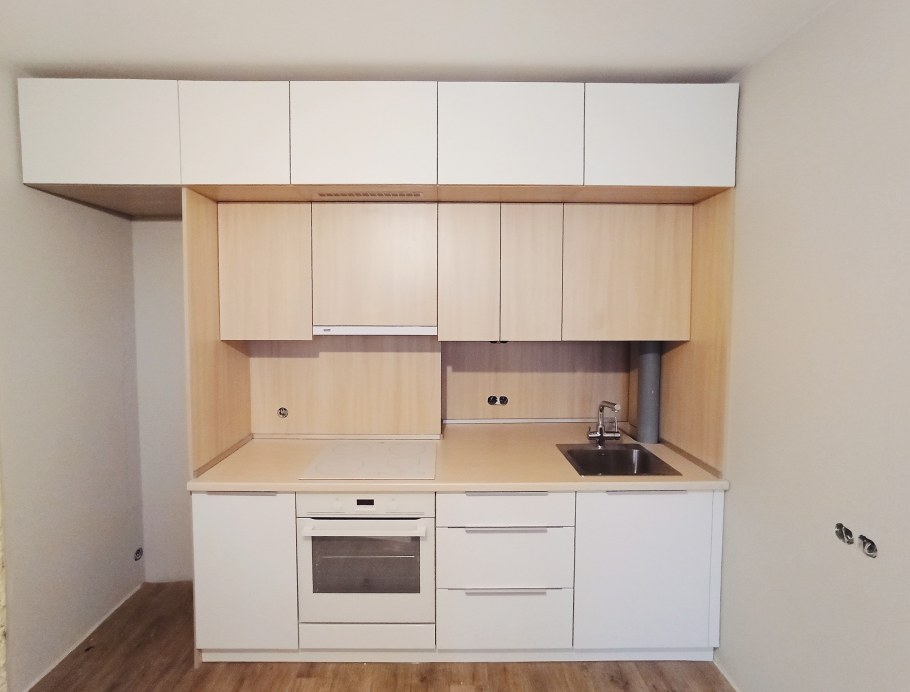 Кухня с антресолью