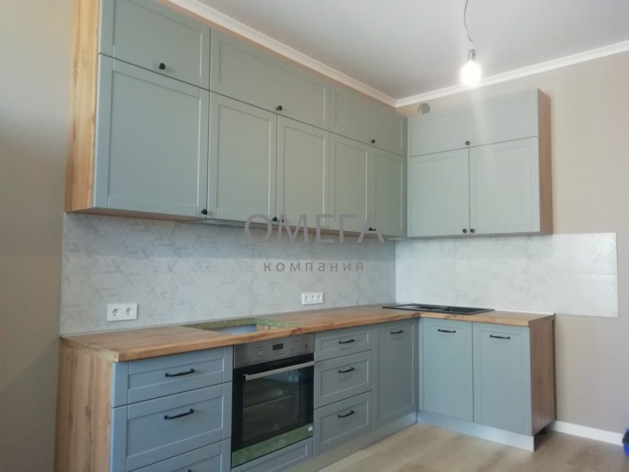 Кухня под потолок с антресолями