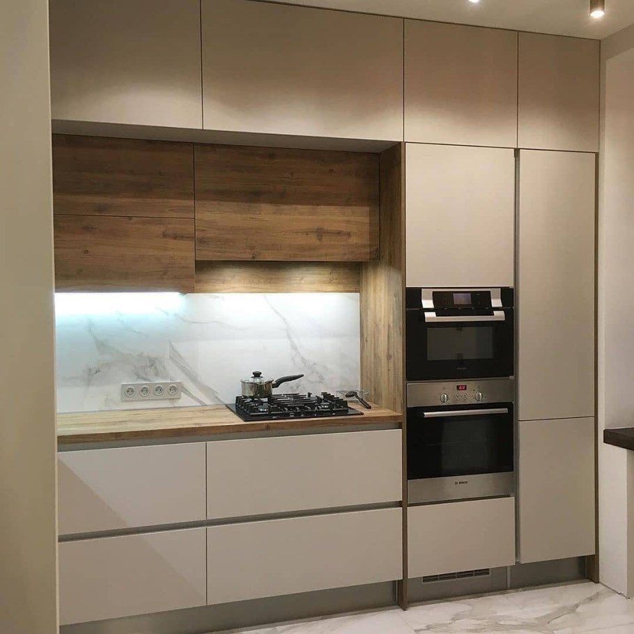 Кухня с высокими верхними шкафами