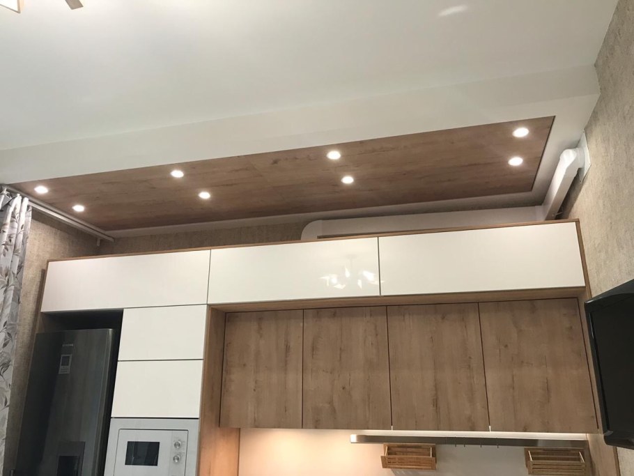 Кухня в потолок с антресолями