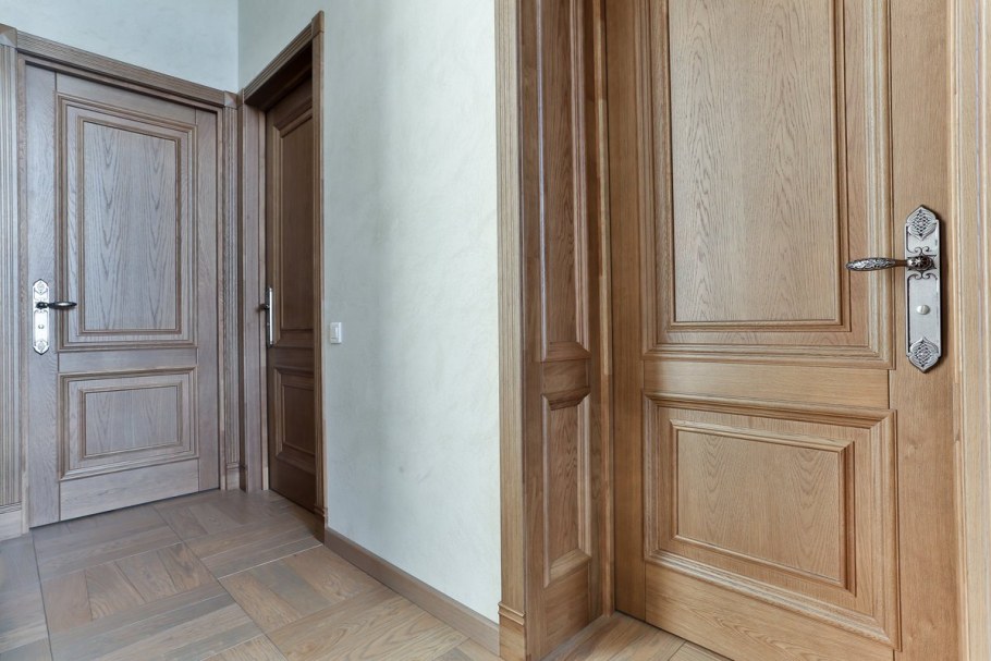 Дубовые двери в интерьере