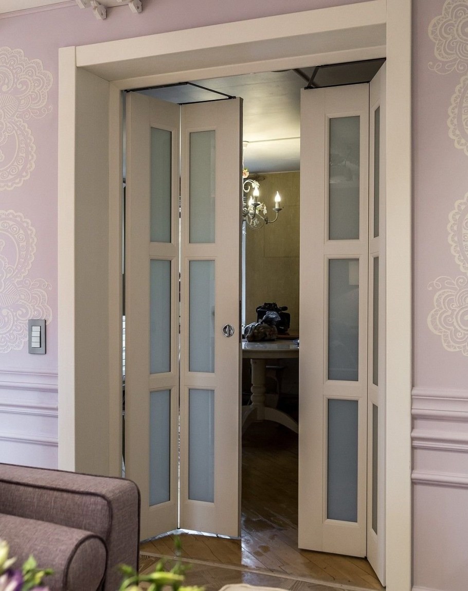 Дверь в широком проеме