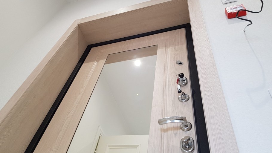 Откосы входной двери доборами