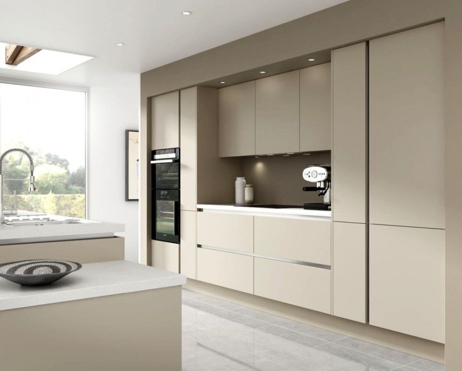 Кухня с высокими шкафами