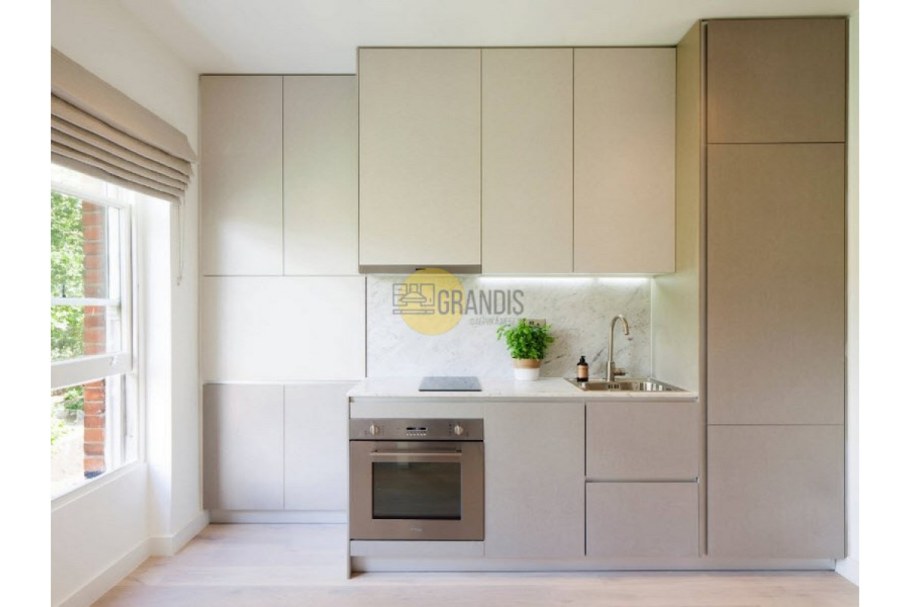 Кухня с высокими навесными шкафами