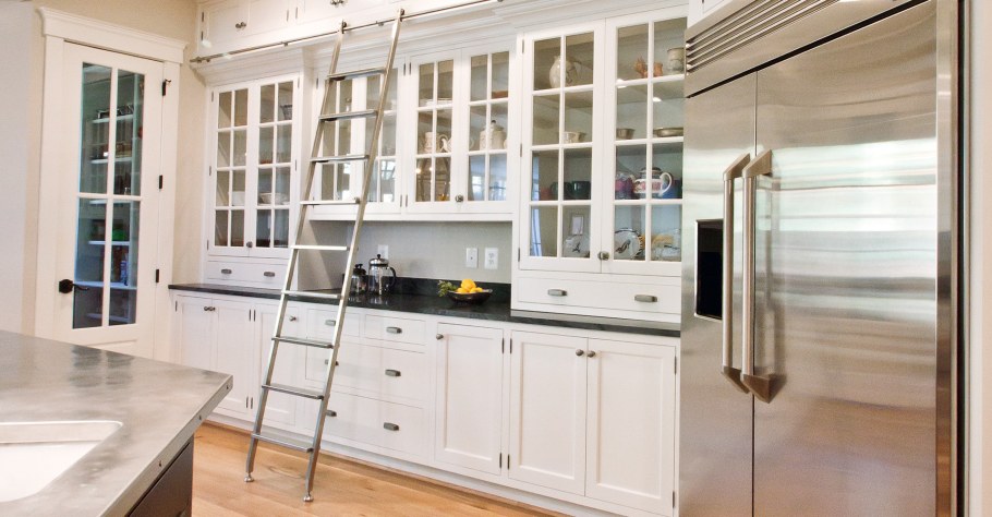 Кухня с антресолями со стеклом