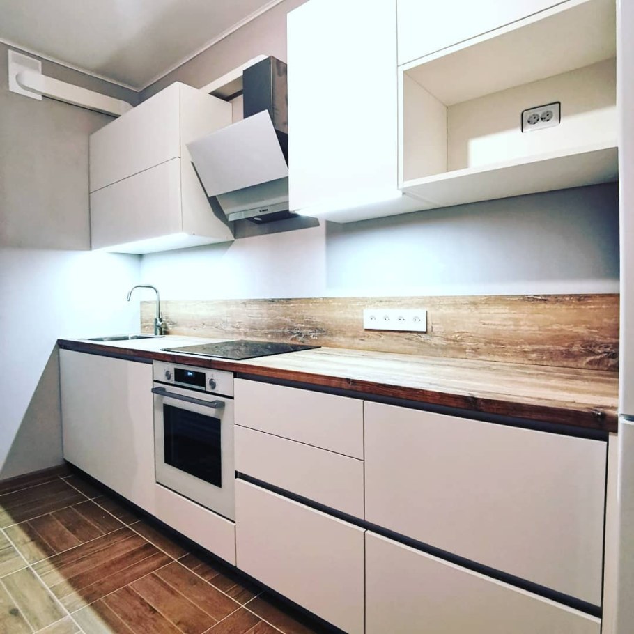 Светлая кухня с деревянной столешницей