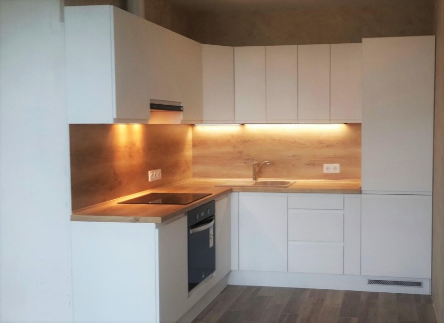 Белая кухня с деревянной столешницей и фартуком