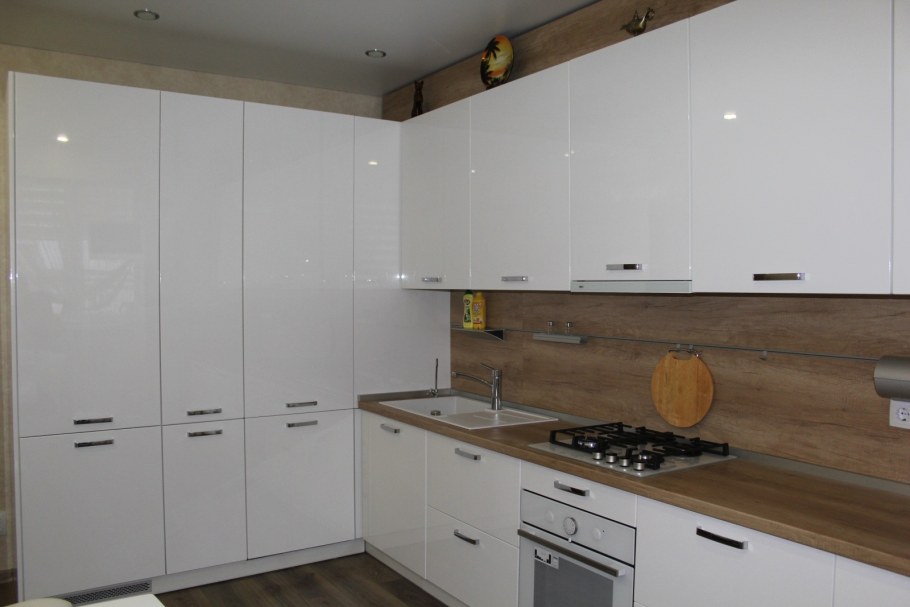 Кухня с белыми фасадами