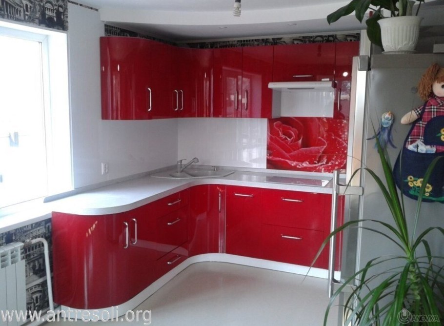 Кухня с закругленными фасадами