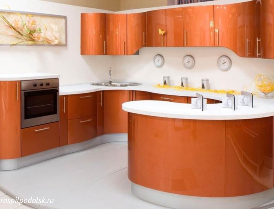 Угловая кухня с радиусными фасадами