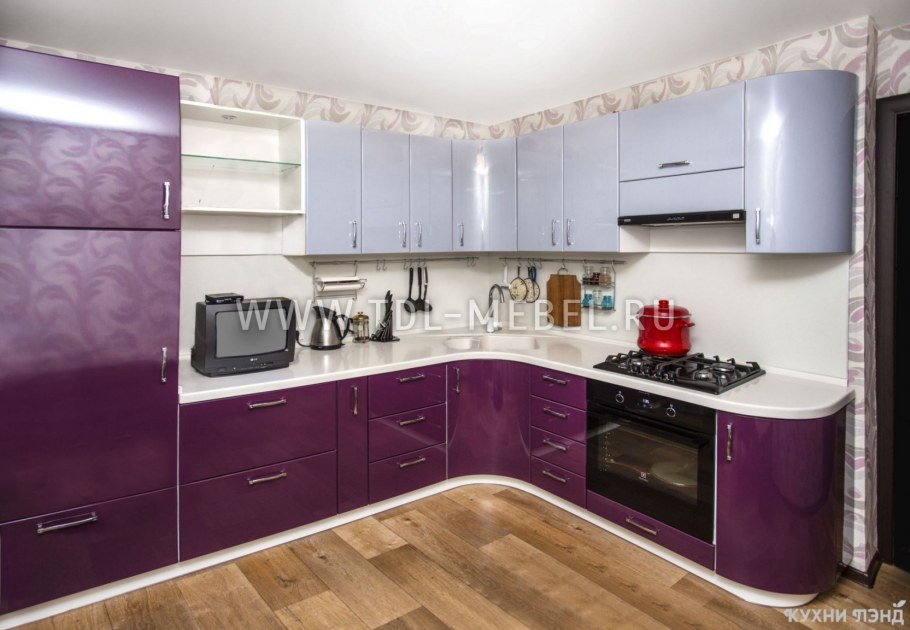 Угловая кухня с радиусными фасадами