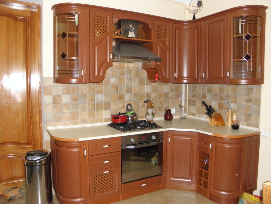 Маленькие угловые кухни с гнутыми фасадами