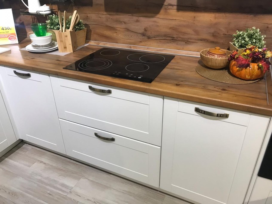 Кухня с белыми фасадами и деревянной столешницей