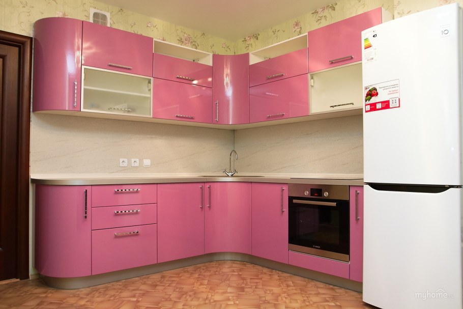 Кухня с закругленными фасадами