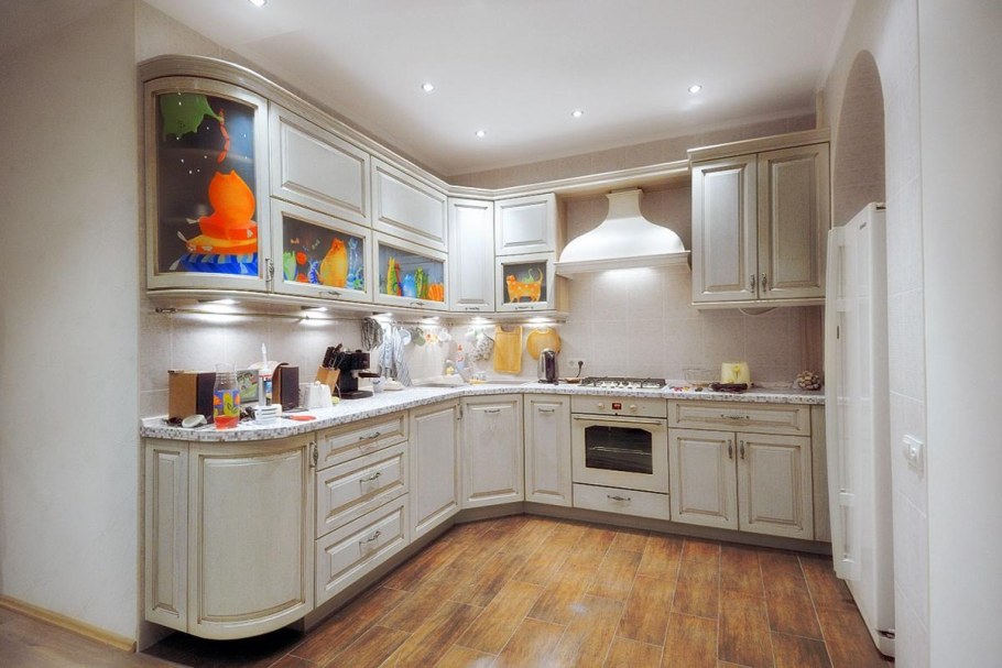 Кухни с радиусными шкафами классика