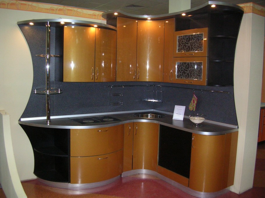 Угловая кухня с радиусными фасадами