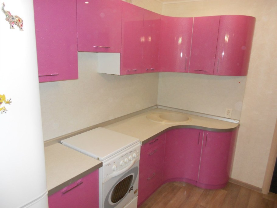 Кухня с закругленными фасадами