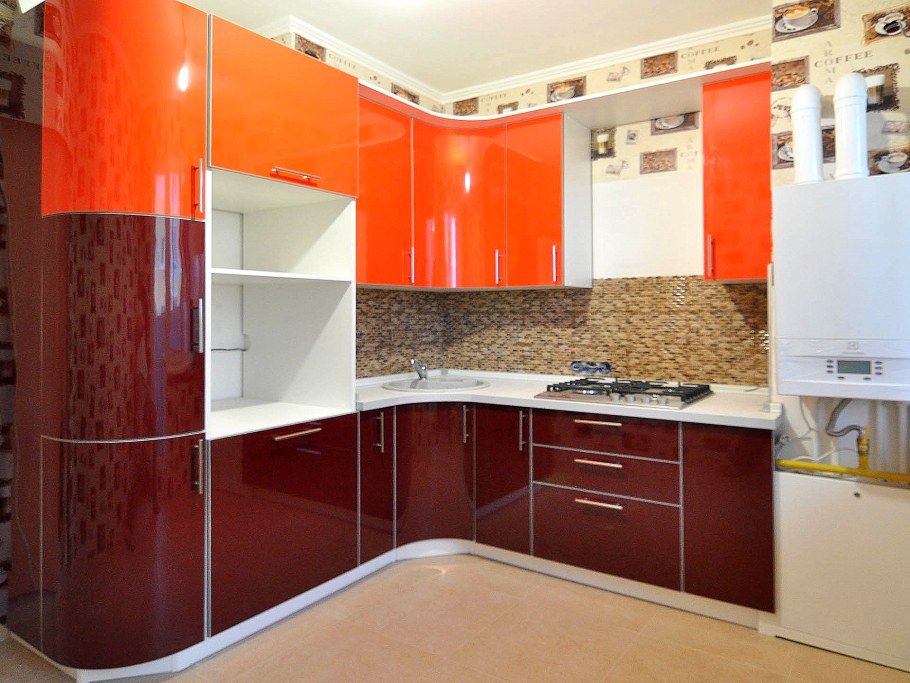 Кухня с закругленными фасадами