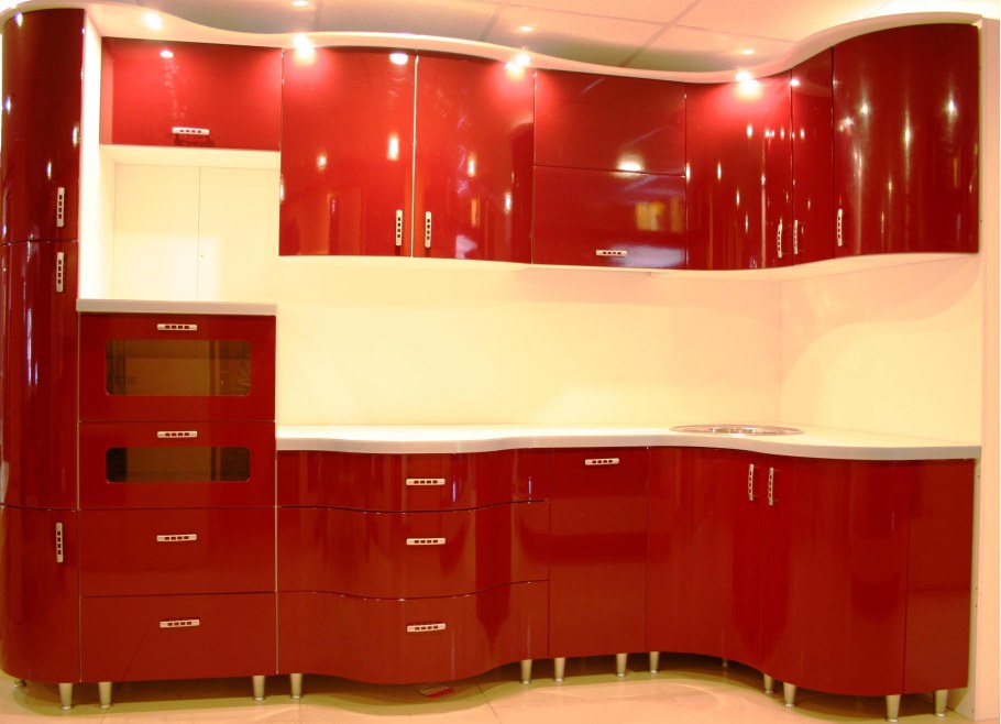 Угловая кухня с радиусными фасадами