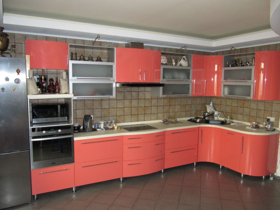 Кухня с гнутыми фасадами