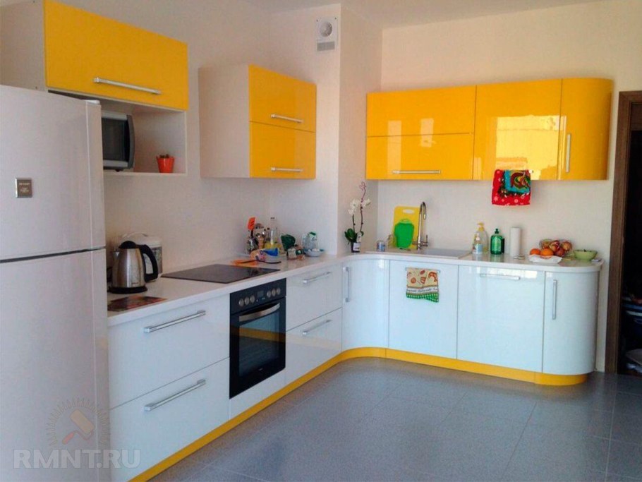 Желтая угловая кухня