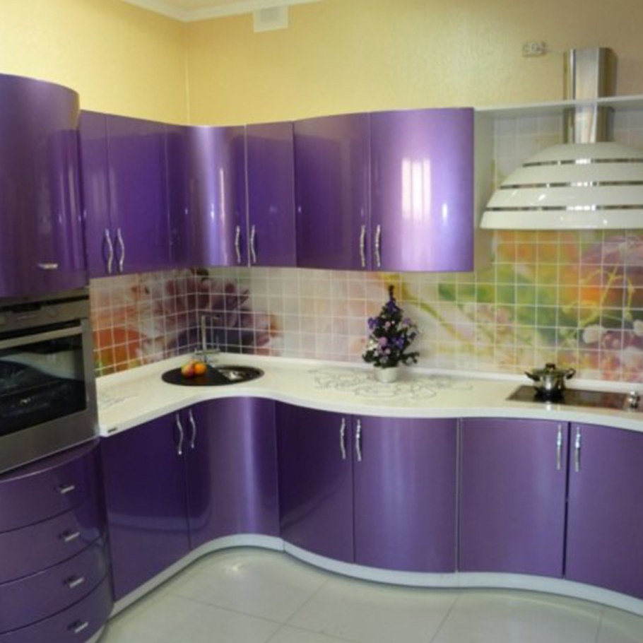 Угловая кухня с радиусными фасадами