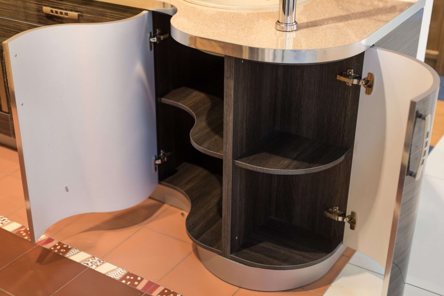 Кухня с гнутым фасадом