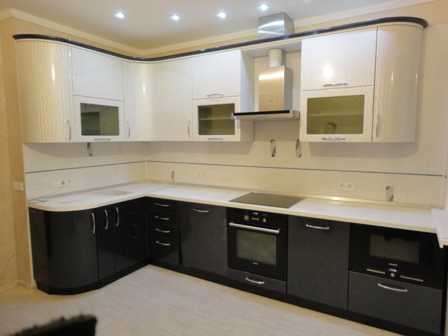 Кухня с закругленными фасадами