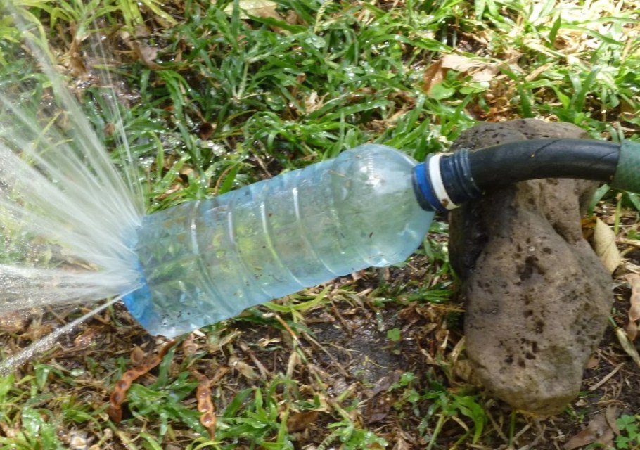 Пластиковые бутылки для полива грядок