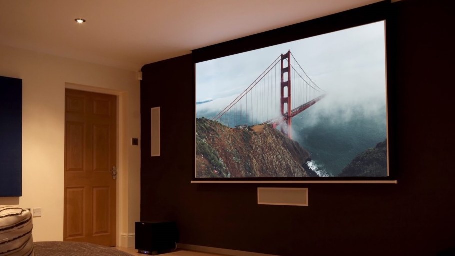 Домашний кинотеатр с проектором и экраном