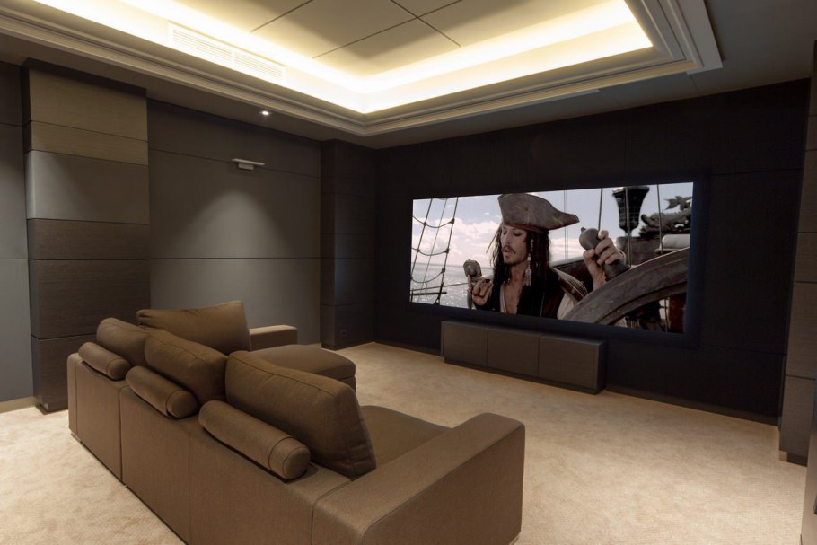 Домашний кинотеатр с проектором и экраном