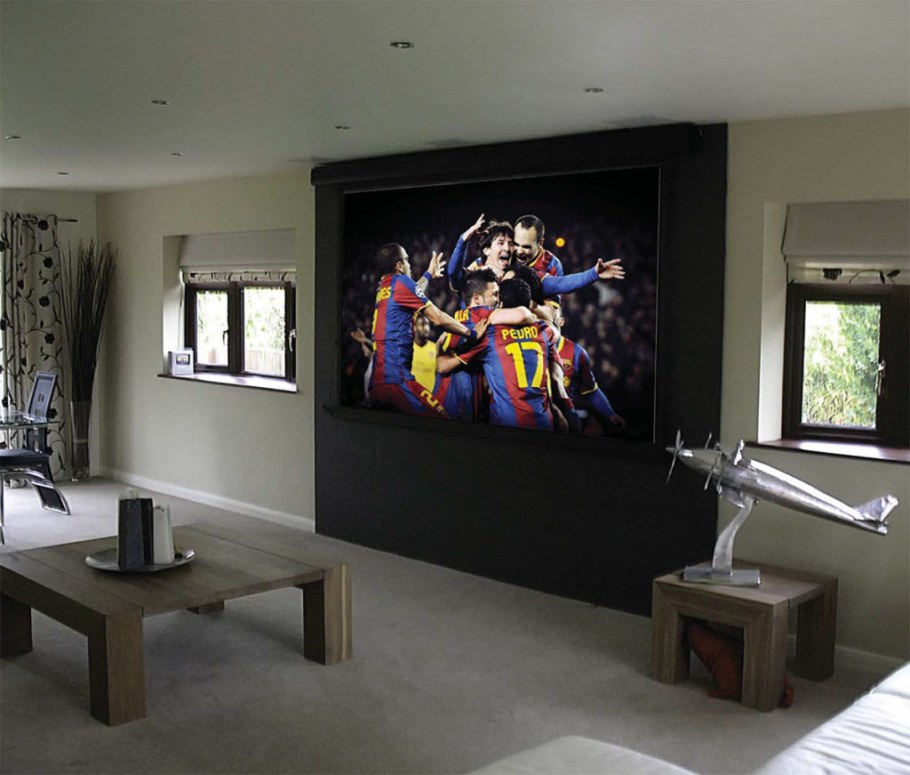 Экран для проектора на стене