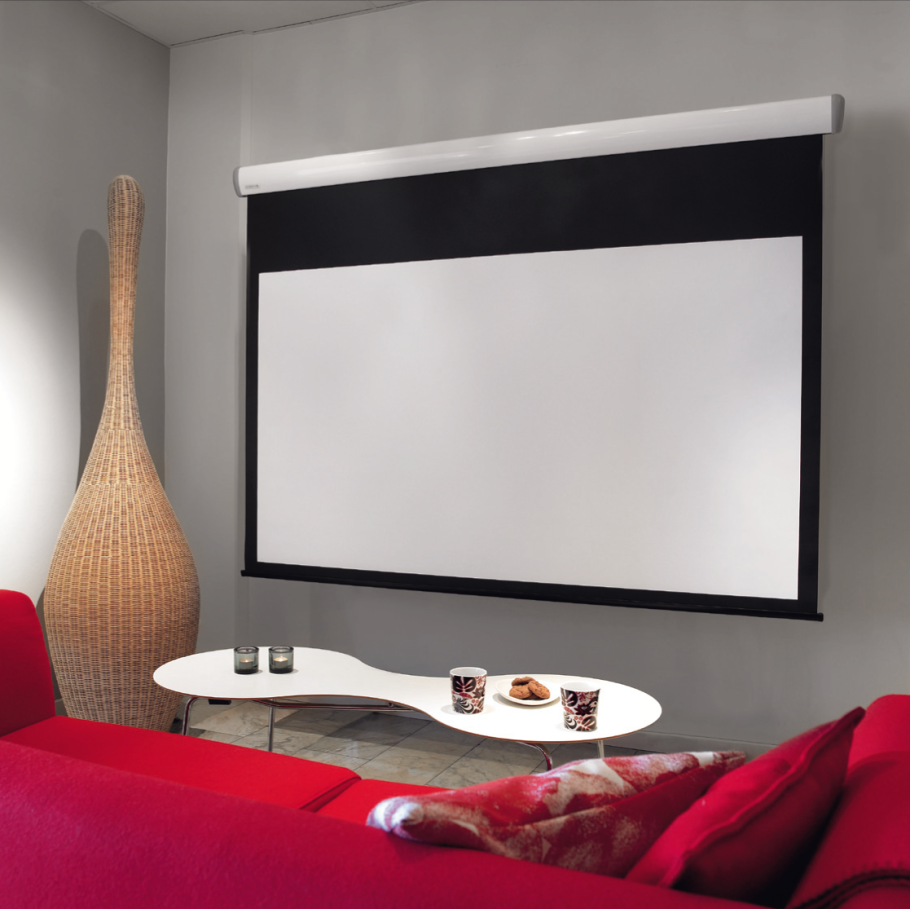 Домашний кинотеатр с проектором и экраном