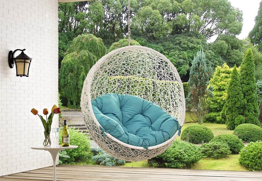 Качели кокон в ландшафтном дизайне